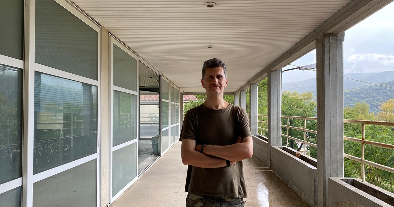 Λυδία Δαμπασίνα: "Για εμένα, ένα έργο γίνεται πάντα σε ένα καφέ ή την ώρα που διαβάζω ένα βιβλίο, όχι στο εργαστήριο" - εικόνα 2