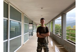 Λυδία Δαμπασίνα: "Για εμένα, ένα έργο γίνεται πάντα σε ένα καφέ ή την ώρα που διαβάζω ένα βιβλίο, όχι στο εργαστήριο" - εικόνα 2