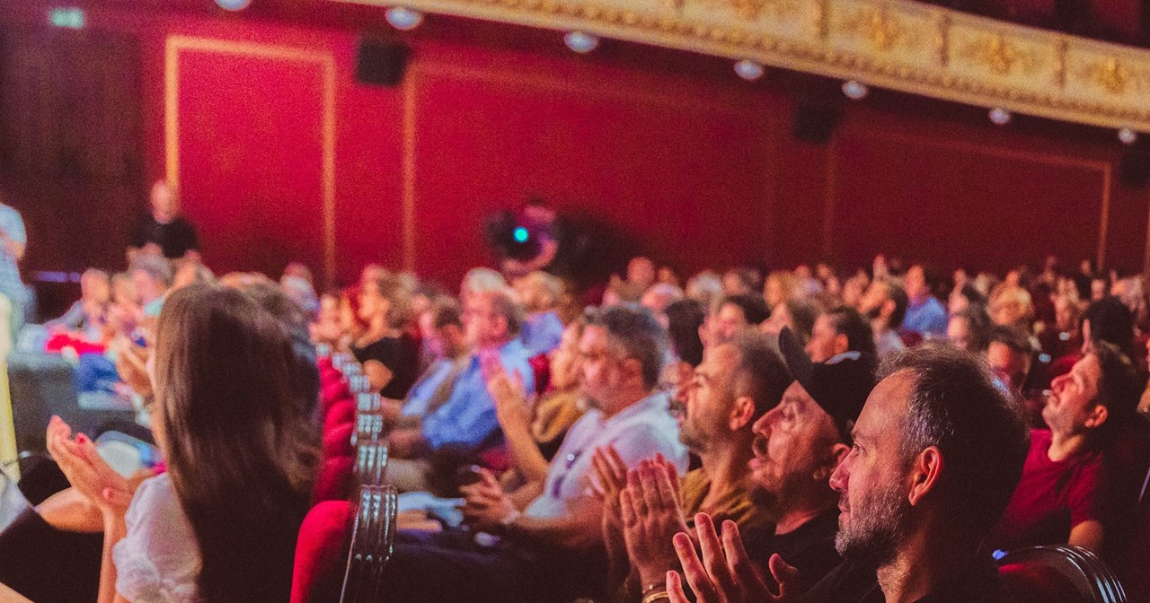 "Βροχή τα βέλη" με τον Στράτο Τζώρτζογλου: μια εξομολόγηση στη σκηνή - εικόνα 3