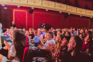 "Βροχή τα βέλη" με τον Στράτο Τζώρτζογλου: μια εξομολόγηση στη σκηνή - εικόνα 3