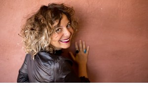 "Τι να κάνουμε;": Το ερώτημα που γίνεται παράσταση από την Έλλη Παπακωνσταντίνου - εικόνα 2