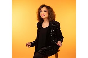 "20 χρόνια μετά… και κάτω απ΄ τη μαρκίζα": Η Ιωάννα Εμμανουήλ τραγουδά Βίκυ Μοσχολιού - εικόνα 1