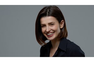 Χρύσα Παπά: Μια ψυχή, δώδεκα πρόσωπα - Η συγκλονιστική "Σέρρα" στο Θέατρο Βράχων - εικόνα 3