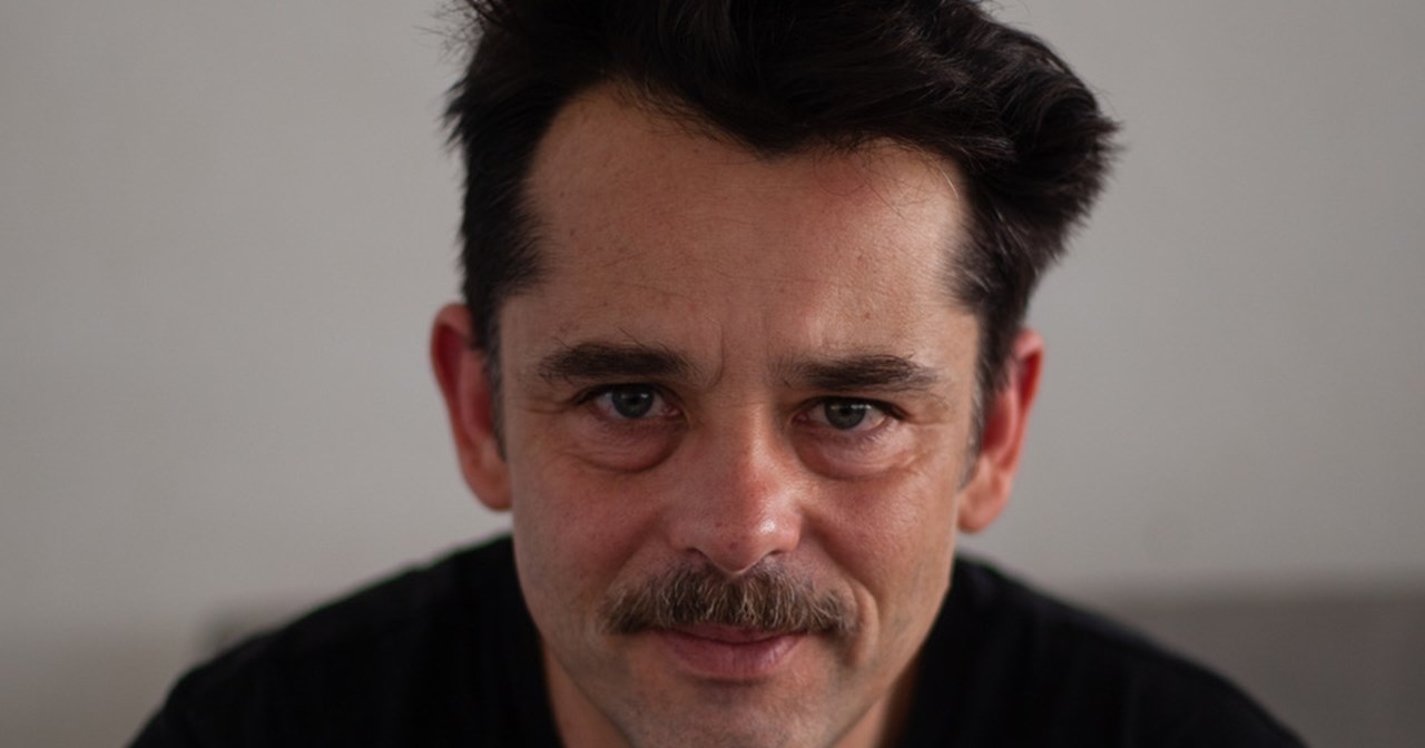 Οι ηθοποιοί της παράστασης "Τα σκυλιά" του Ανέστη Αζά μιλούν για την εμπειρία τους στη σκοτεινή φάρσα - εικόνα 8