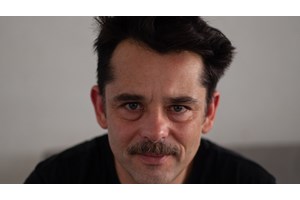 Οι ηθοποιοί της παράστασης "Τα σκυλιά" του Ανέστη Αζά μιλούν για την εμπειρία τους στη σκοτεινή φάρσα - εικόνα 8