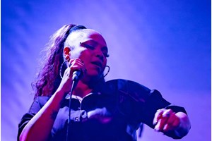 Ένα πολύχρωμο μουσικό ταξίδι με την μπάντα Penelope & The Suitors στο "Faust" - εικόνα 2