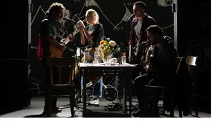 Θέατρο του Νέου Κόσμου: 3 συναρπαστικές πρεμιέρες στις μικρές σκηνές του - εικόνα 7