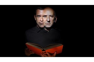 "Εκείνος που έκλεψε τη μέρα και πλήρωσε τη νύχτα"-Ο Θωμάς Μοσχόπουλος επιστρέφει με μια παράσταση για το τίμημα της ελευθερίας - εικόνα 2