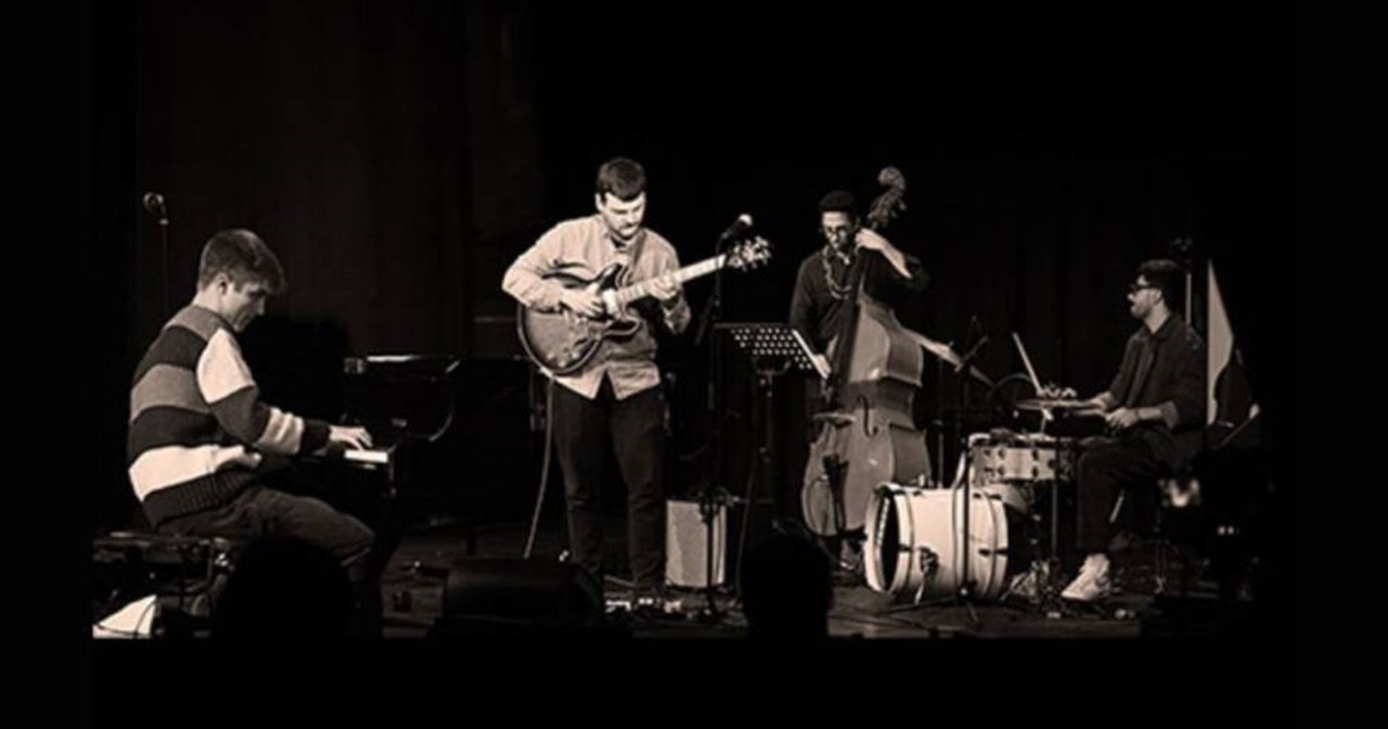 O Monsieur Minimal σε ένα φθινoπωρινό From East to West Τour - εικόνα 1