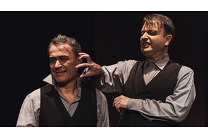 Ξανά sold out η παράσταση "Οι γριές που μαζεύουν την τσουκνίδα" - εικόνα 3