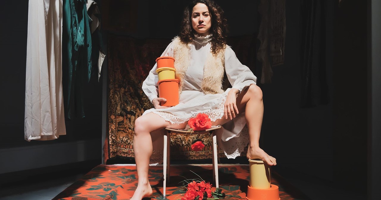 "Ο άντρας μου": Τελευταίες παραστάσεις για το έργο της Ρούμενα Μπουζάροφσκα που μιλά για την πατριαρχία - εικόνα 4