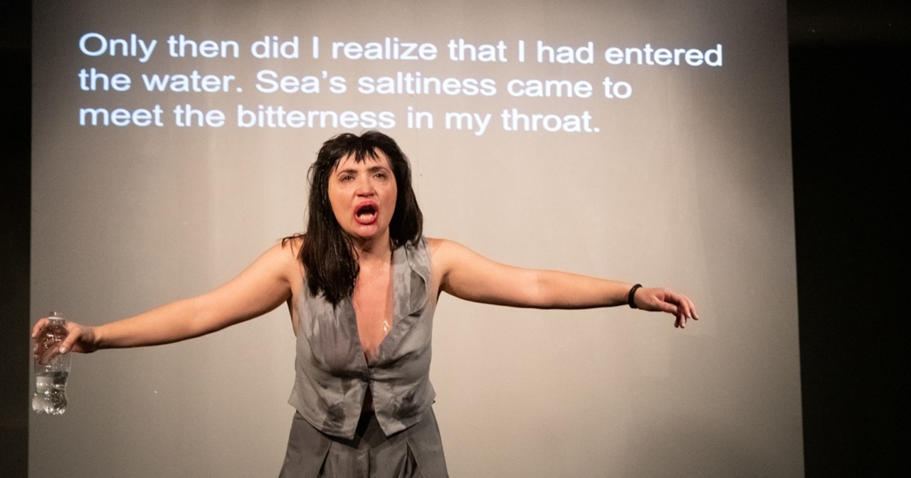 "Μήδειας μπούρκα": Το Θεσσαλικό Θέατρο στην Αθήνα με τη βραβευμένη παράσταση για την ηρωίδα - σύμβολο - εικόνα 2