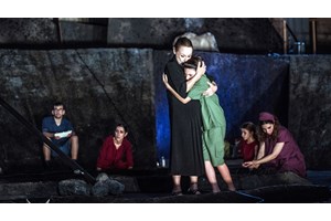"Σφιίξ": Η τολμηρή, υβριδική επιστροφή του Κωνσταντίνου Χατζή στον Θηβαϊκό Κύκλο - εικόνα 3