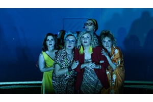 Τελευταία ευκαιρία για τις "Οκτώ γυναίκες": Το αστυνομικό θρίλερ χαρακτήρων έρχεται στο Παλλάς για μια μοναδική παράσταση - εικόνα 2