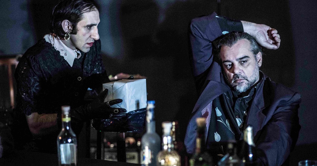 "Η σκιά της μύγας" σε ένα καφενείο, σε μια πόλη που αλλάζει - εικόνα 3