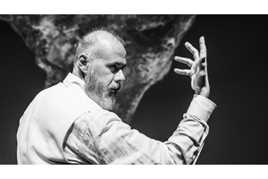 Η "Άζζα" κουβαλάει έναν κόσμο που δεν χωρά σε κατηγορίες - εικόνα 2