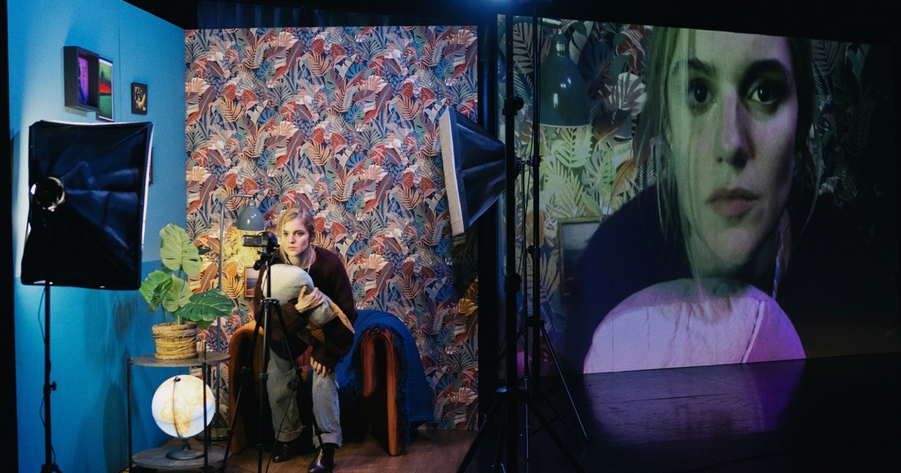 "Girls & boys": Μη χάσετε την Νατάσα Εξηνταβελώνη σε μια αφοπλιστική ερμηνεία - εικόνα 5