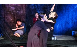 "Ρωγμές": Η φωνή της Αντιγόνης, της Μήδειας και της Φαίδρας στο σώμα της Χριστίνας Κυριαζίδη - εικόνα 4