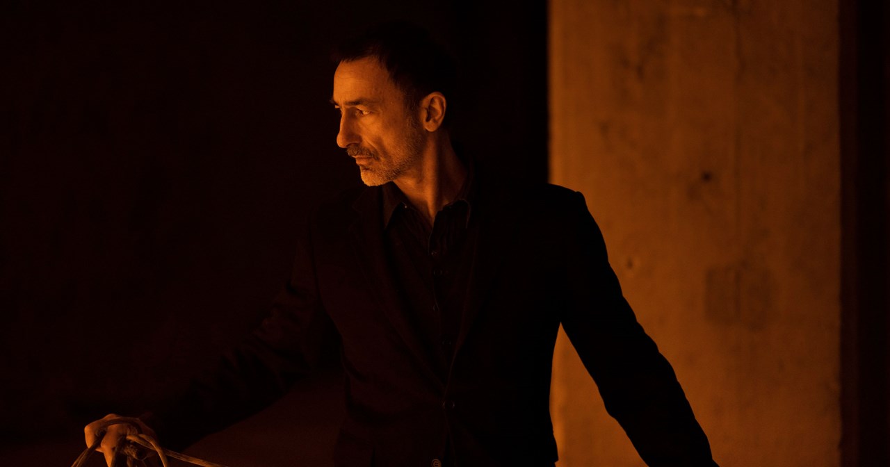 "Taniko"- κρασί στο χέρι, αγγλικοί υπέρτιτλοι στη σκηνή - εικόνα 2