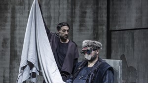 Τελευταίες παραστάσεις για τους "Βρικόλακες" όπου η οικογένεια είναι ταυτόχρονα πηγή αγάπης και τραύματος - εικόνα 7