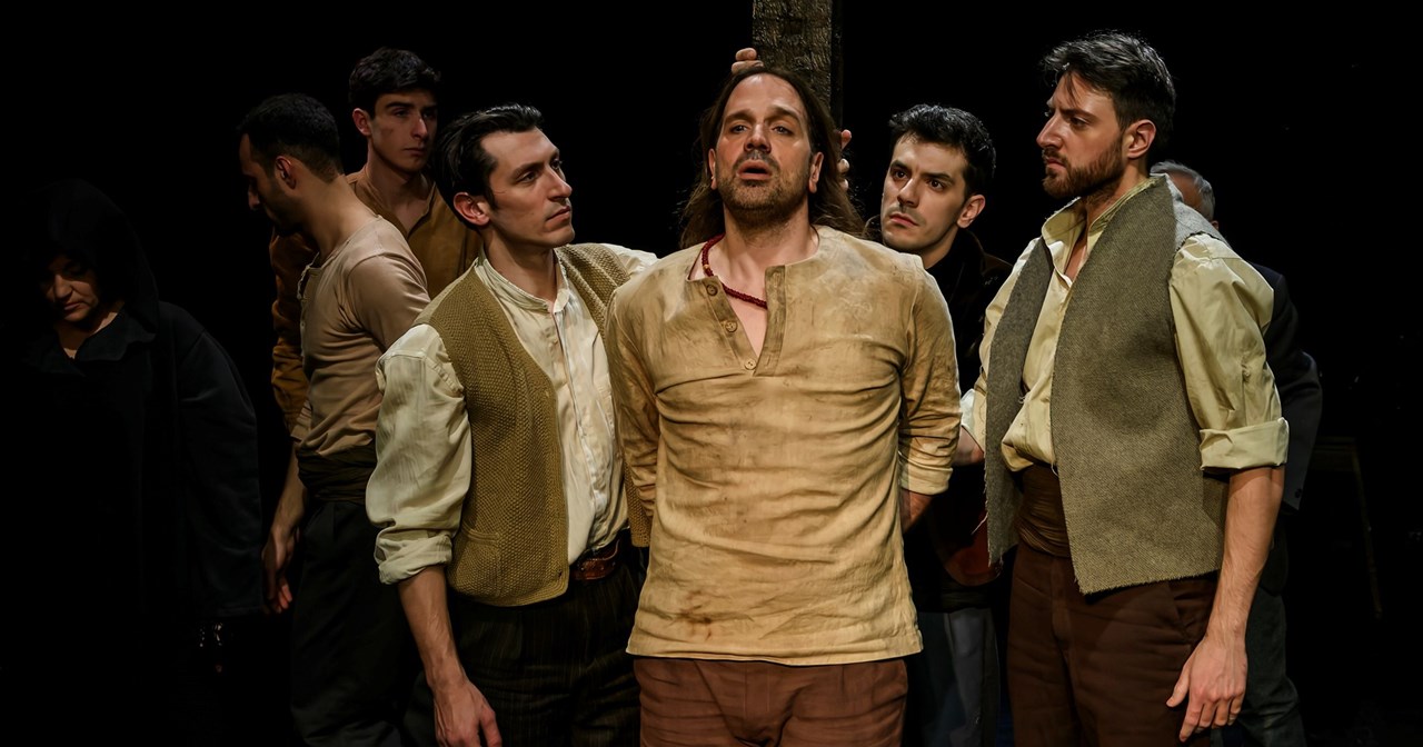 Πάσχα με άρωμα σκηνής: Η μαγεία των κοστουμιών του Εθνικού και το design του Μεγάρου στα χέρια σας - εικόνα 4