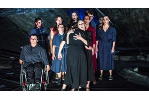 "Ειρήνη" του Νίκου Καραθάνου: 15.700 θεατές κατέκλυσαν το Αρχαίο Θέατρο της Επιδαύρου - εικόνα 7
