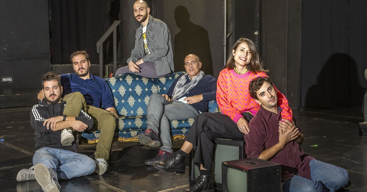 Ο Σωτήρης Ρουμελιώτης μάς εξηγεί γιατί η σουρεαλιστική παράσταση που σκηνοθετεί στην Πειραματική του Εθνικού ταιριάζει γάντι στην Αθήνα - εικόνα 2