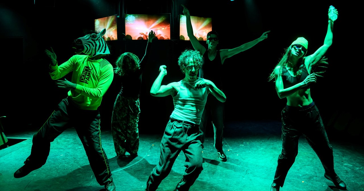 "Παράφρονες στην πολιτική και δημόσιος λόγος χωρίς εμπιστοσύνη": Ο Χρήστος Πασσαλής εκπέμπει live από μια πόλη σε κρίση - εικόνα 4