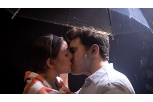 "Κρεατόπιτα": Η παράσταση-rollercoaster παίζεται για λίγο ακόμα στο Τρένο στο Ρουφ - εικόνα 2