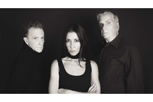 "Κανόνια και τρομπέτες": Ελάτε να γνωρίσουμε τους ήρωες της λαμέ μαύρης κωμωδίας του Γιάννη Τσίρου - εικόνα 5