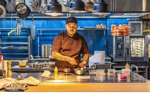 Preview: Ο Άνταμ Κοντοβάς σε fusion με το "Rock ‘n’ Roll" - εικόνα 4