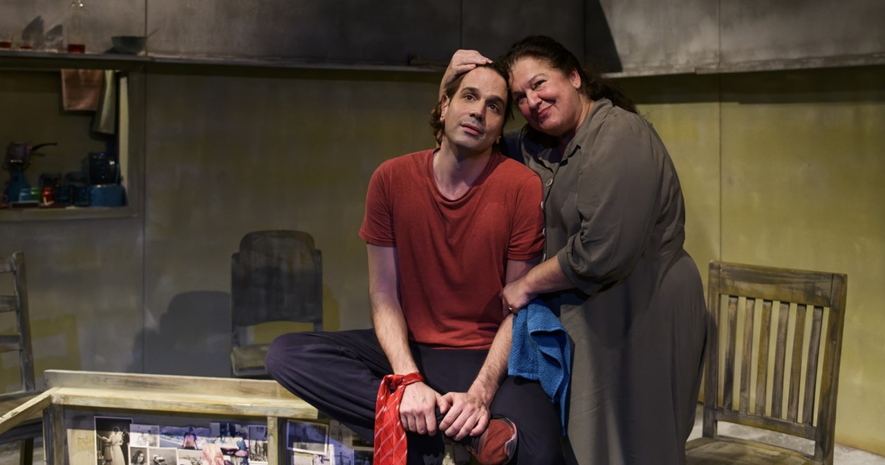 "Το γάλα": Τελευταίες παραστάσεις και αλλαγή ώρας για το έργο-σταθμός της νεοελληνικής δραματουργίας - εικόνα 4