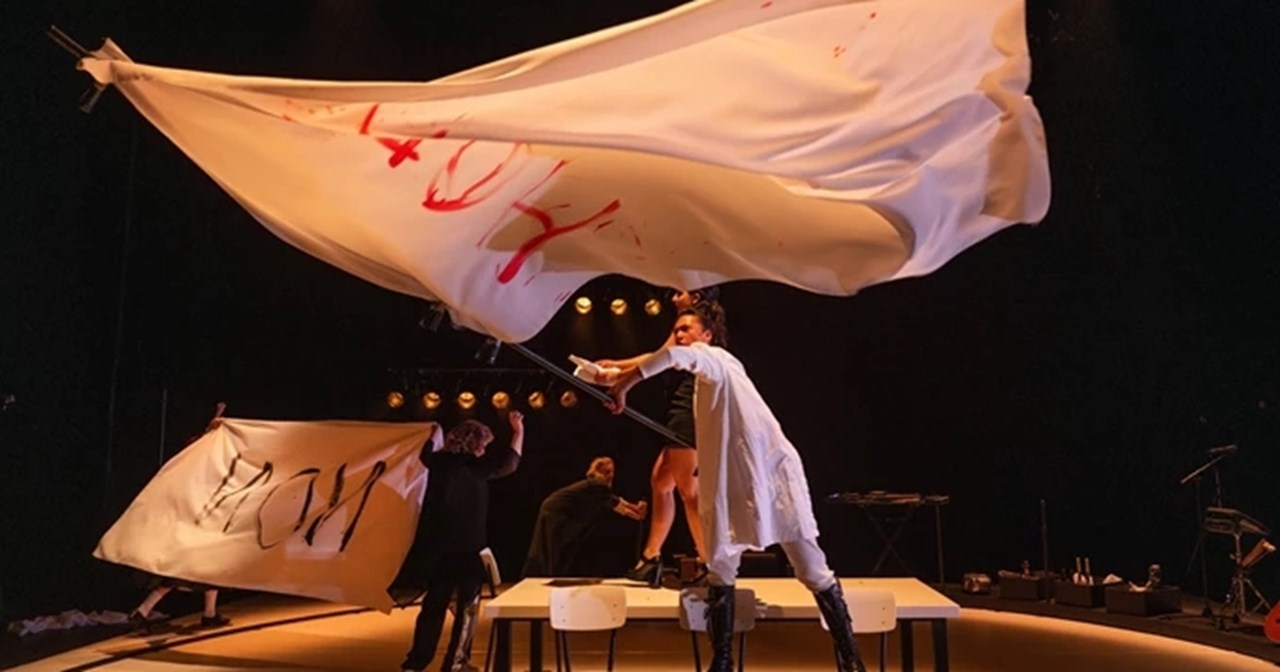 "Τα σκυλιά" του Ανέστη Αζά: Μια φωνή αντίστασης απέναντι στον αυταρχισμό - εικόνα 5