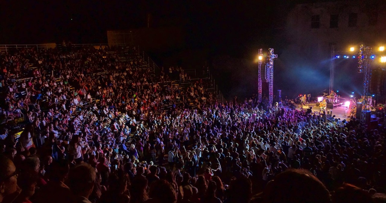 Video walkthrough: Η Ναταλία Δραγούμη πήρε μια πρώτη γεύση από την παράσταση "Σφάλμα Σύνδεσης", ένα υβριδικό θεατρικό θέαμα με τη χρήση AI - εικόνα 7