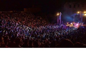 Video walkthrough: Η Ναταλία Δραγούμη πήρε μια πρώτη γεύση από την παράσταση "Σφάλμα Σύνδεσης", ένα υβριδικό θεατρικό θέαμα με τη χρήση AI - εικόνα 7