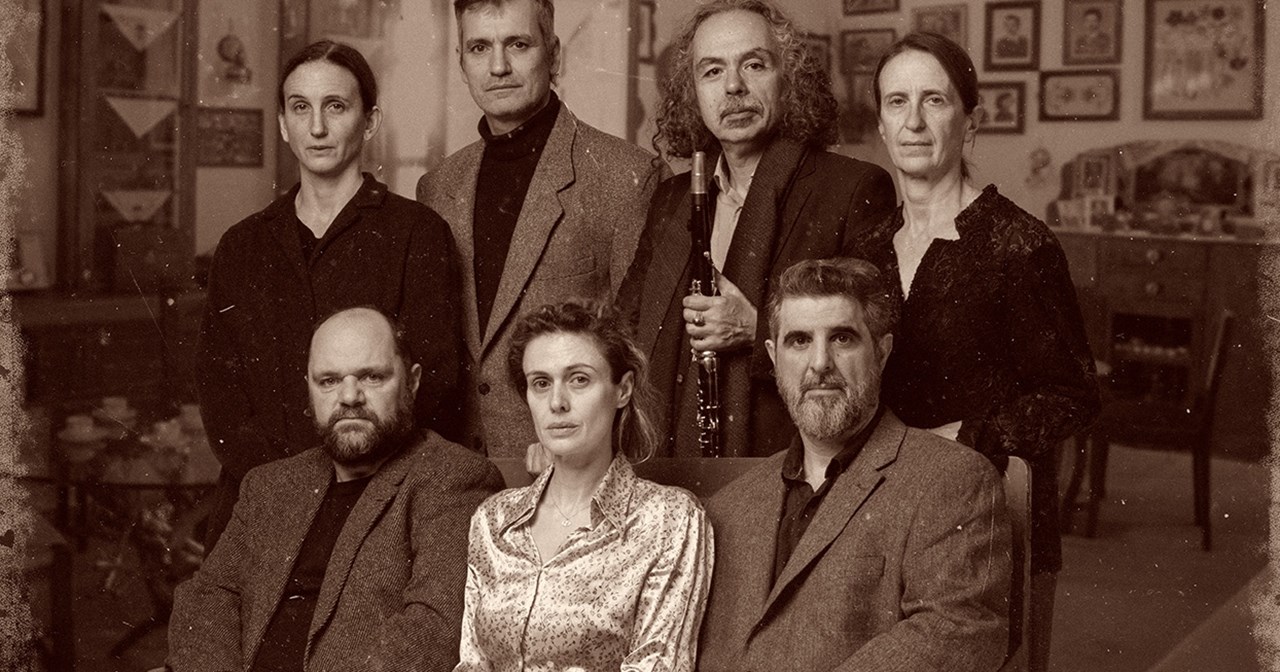 Ο Φώτης Σιώτας και το "ΑΜΦΙ", μια παράσταση του Εθνικού Θεάτρου όπου η αμφισβήτηση γίνεται φωνή - εικόνα 11