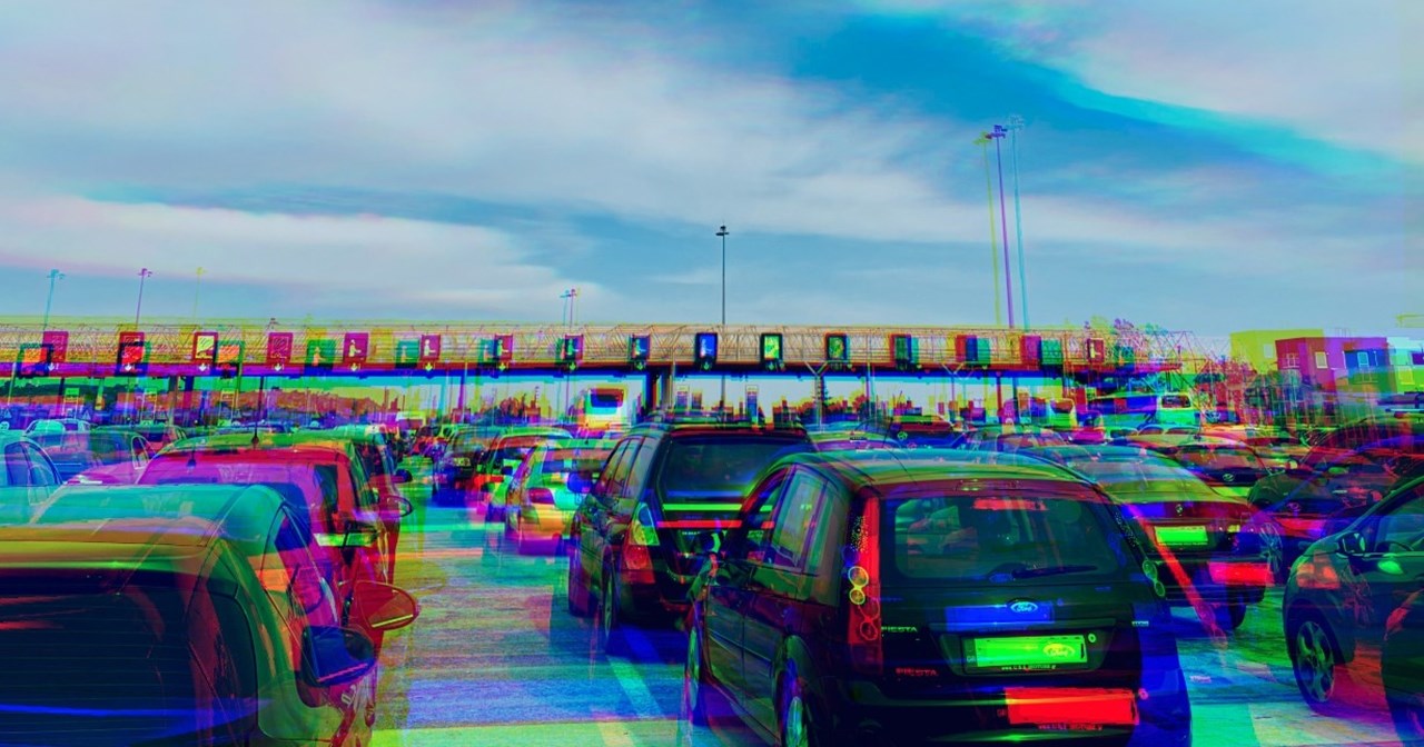 Εξάρχεια χωρίς μουσική αλλά με καμένα αμάξια - εικόνα 1