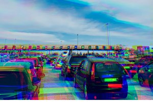 Εξάρχεια χωρίς μουσική αλλά με καμένα αμάξια - εικόνα 1