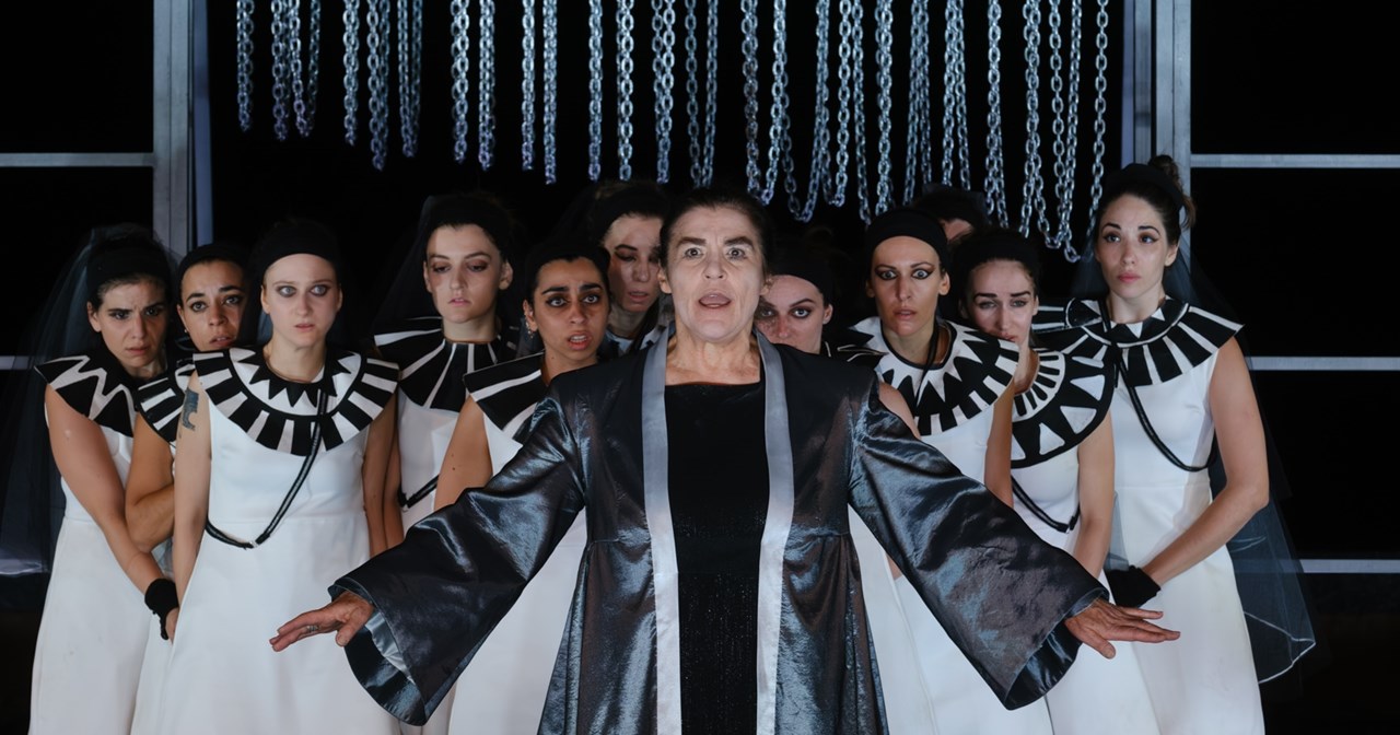 Ζώα και άνθρωποι δρουν στην παράσταση "Δαγκώνει;" της ομάδας Νοητή Γραμμή - εικόνα 2