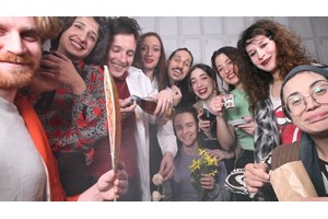 "Βαδίζοντας" του Τόμας Μπέρνχαρντ: Μια σκοτεινή και στοχαστική παράσταση - εικόνα 3