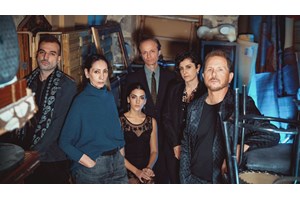 "Μαύρη σαμπούκα": Φιλία, λάθος timing και πολύ γέλιο στην απίστευτη κωμωδία - εικόνα 2