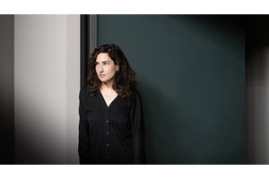 Όταν η σκηνή συναντά το τηλεοπτικό παιχνίδι γεννιέται ένα νέο θέατρο, καυστικό και σουρεαλιστικό - εικόνα 3