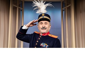 Ο Λάκης Λαζόπουλος γίνεται ξανά Ένας ήρωας με παντούφλες - εικόνα 4