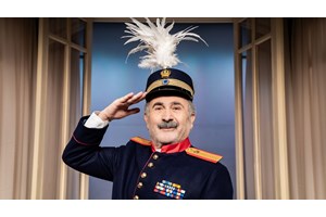 "Ένας Ήρωας με Παντούφλες": Φωτογραφίες από την παράσταση - εικόνα 17