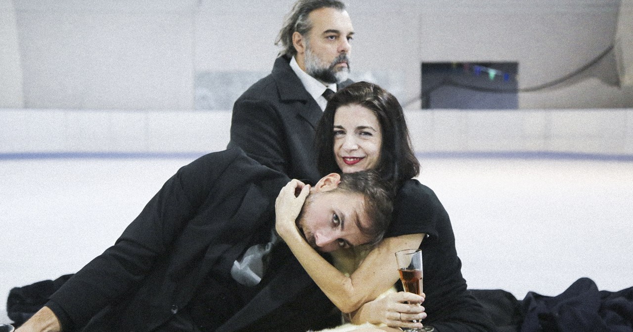 "Είμαι η γυναίκα μου": Ο Λουδάρος ερμηνεύει τον συγκλονιστικό μονόλογο μιας τρανς στην Ανατολική Γερμανία - εικόνα 2