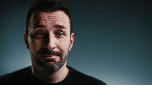 Ο Χρήστος Πέτρου κάνει stand up comedy με τις αποτυχίες του και βγαίνει κερδισμένος! - εικόνα 7