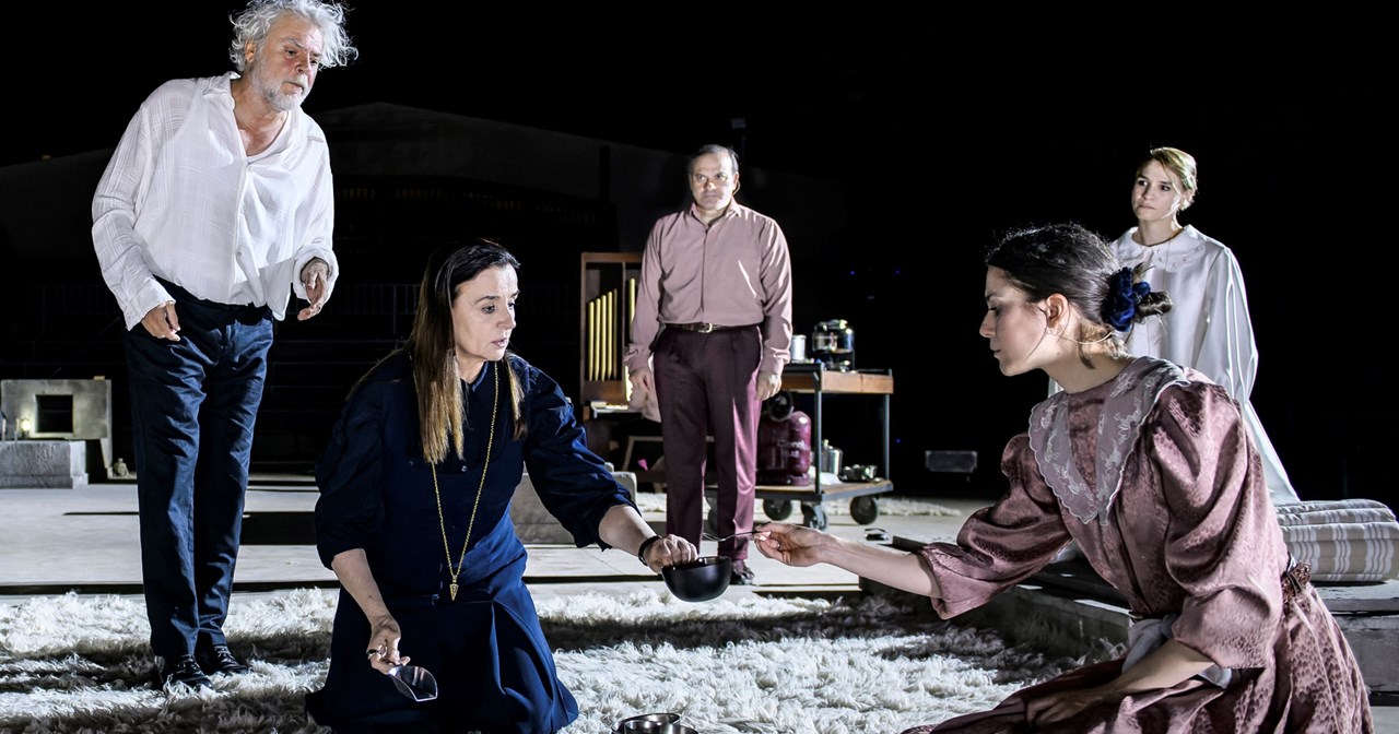 Ο "Πουπουλένιος" επιστρέφει με τον Δημήτρη Πιατά να ενισχύει δυναμικά τον θίασο - εικόνα 11