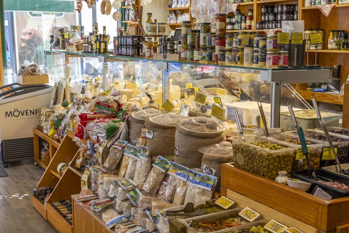 Το ντελικατέσεν Λεβόν Τσερτσιάν στον Πειραιά 11