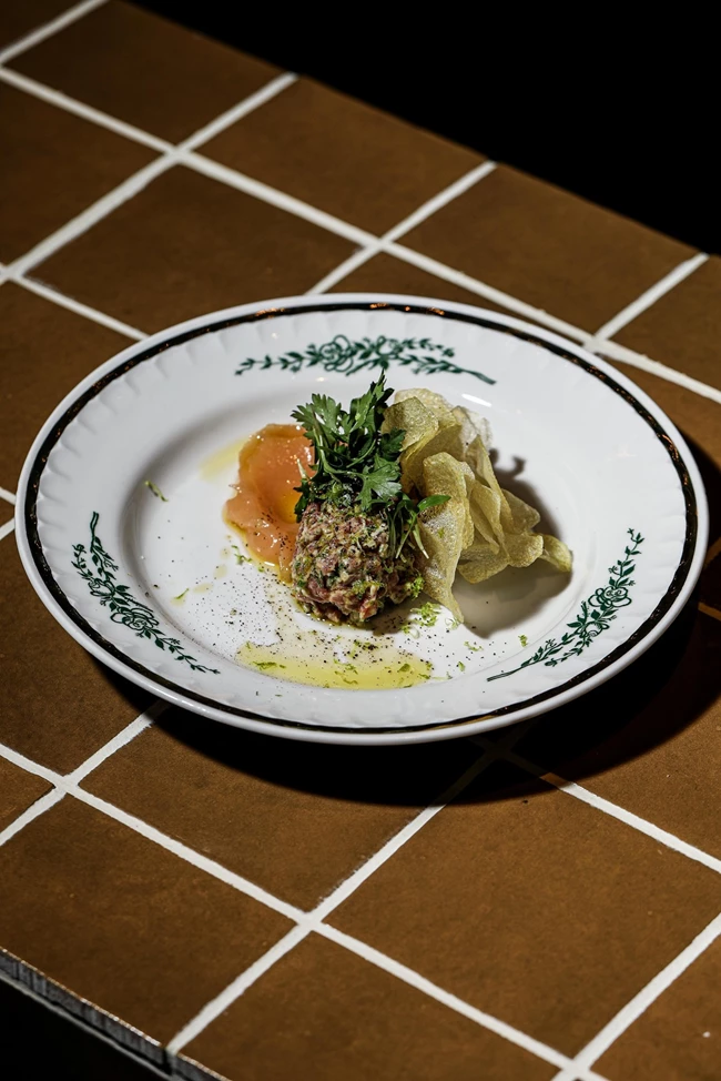 Πιάτο από το νέο μενού της Ελένης Σαράντη στο Lost Athens