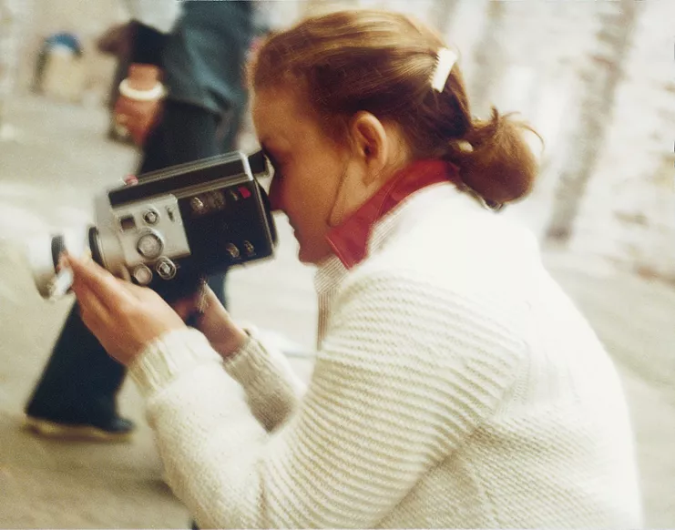 Η Διοχάντη κινηματογραφώντας στην ομαδική έκθεση Avanguardiae Sperimentazione, Punti Interrogativi Punti di Riferimento, Maggazini del Sale, Βενετία, 1978